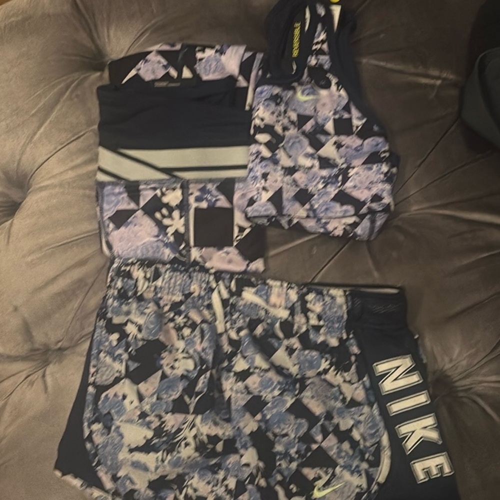 The Nike One Tight Fit 3-piece NWT - Picture 4 of 4